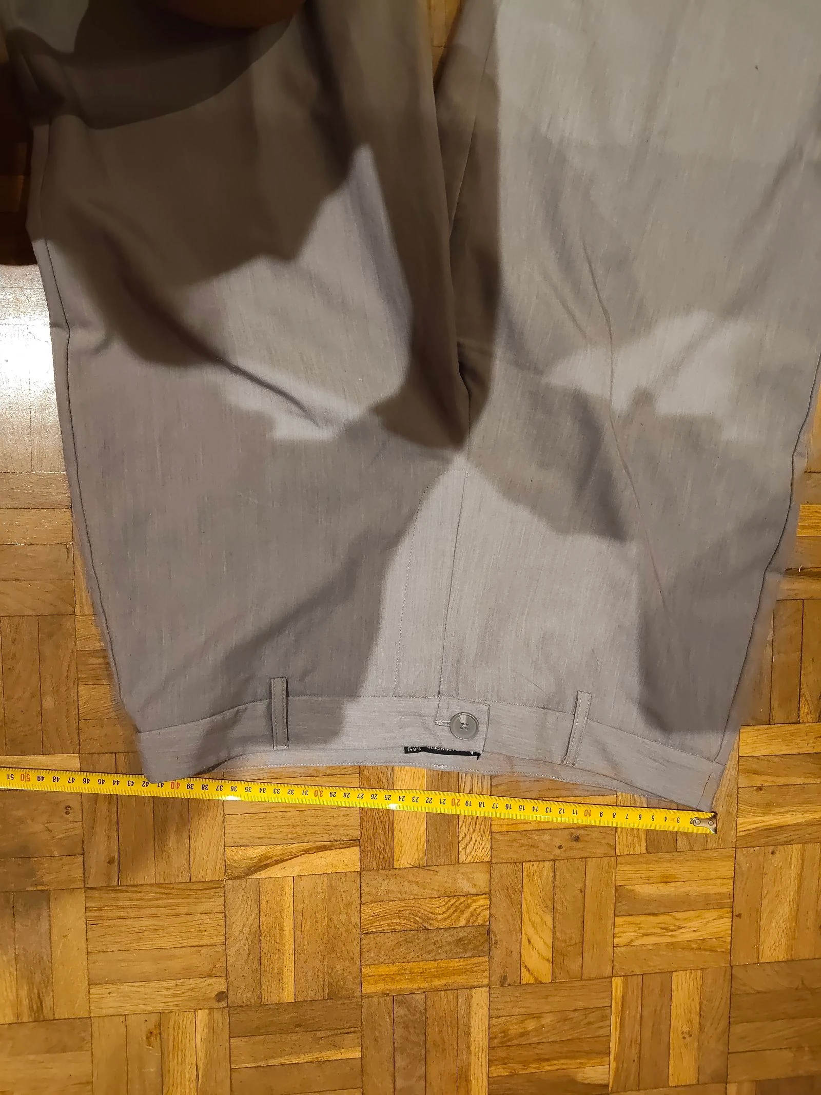 Mango-Breed uitlopende grijze broek en wit gestructureerd top – photo 7